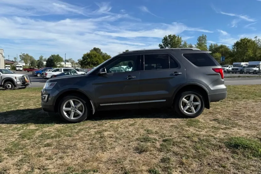 2016 Ford Explorer XLT photo 1