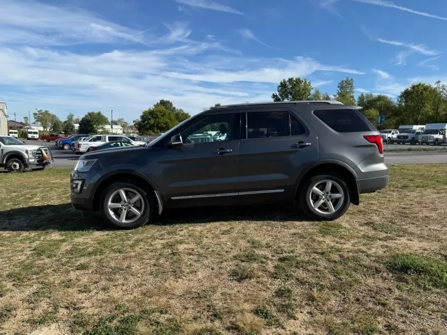 2016 Ford Explorer XLT photo 1