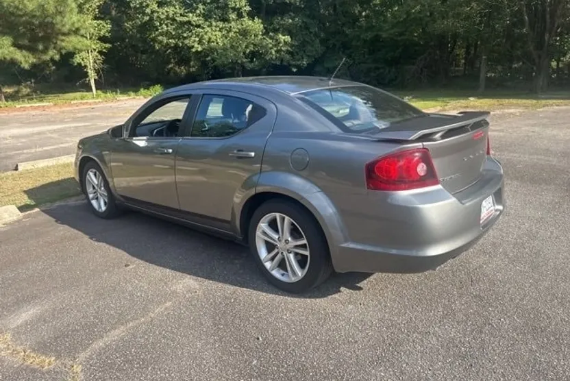 2013 Dodge Avenger SE photo 1