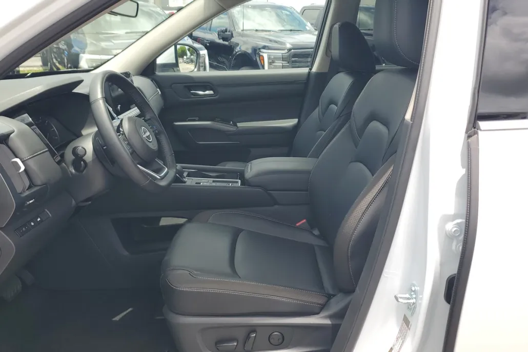 2025 Nissan Pathfinder SL photo 1