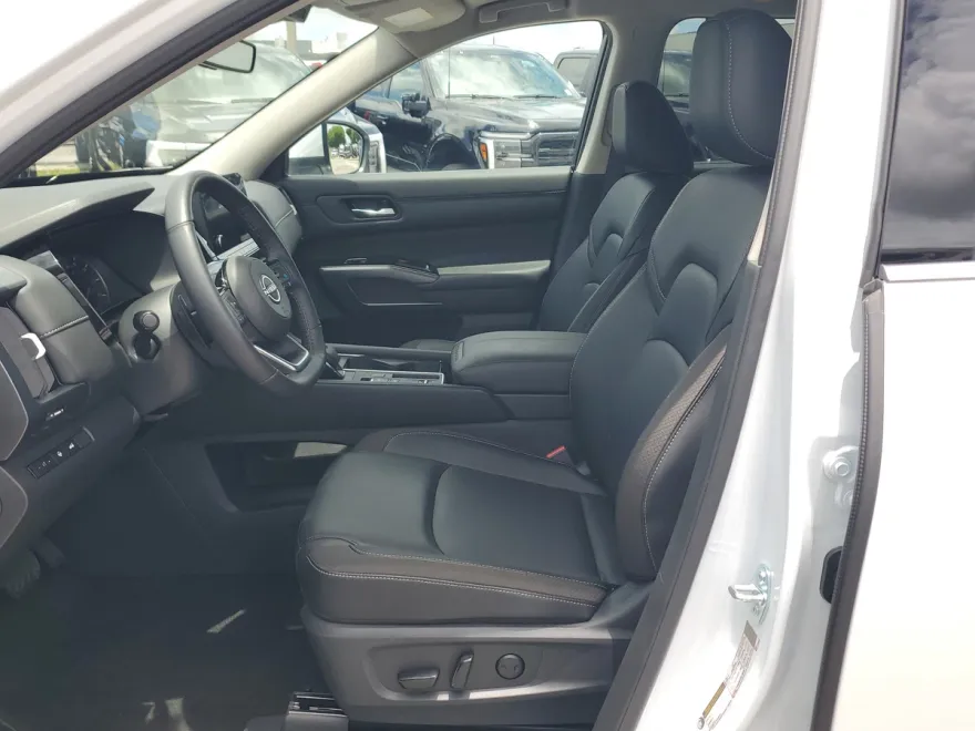 2025 Nissan Pathfinder SL photo 1