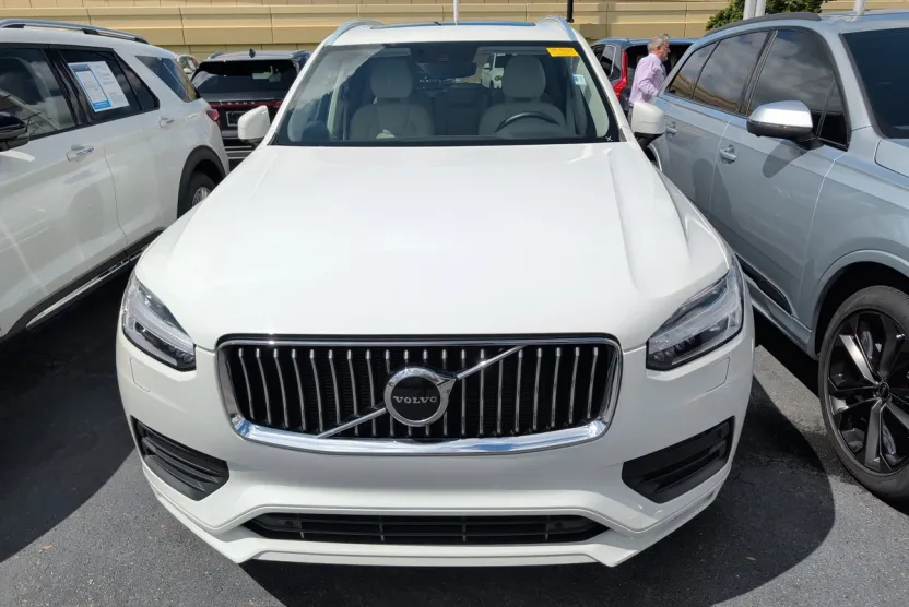 2021 Volvo XC90 T5 Momentum photo 1