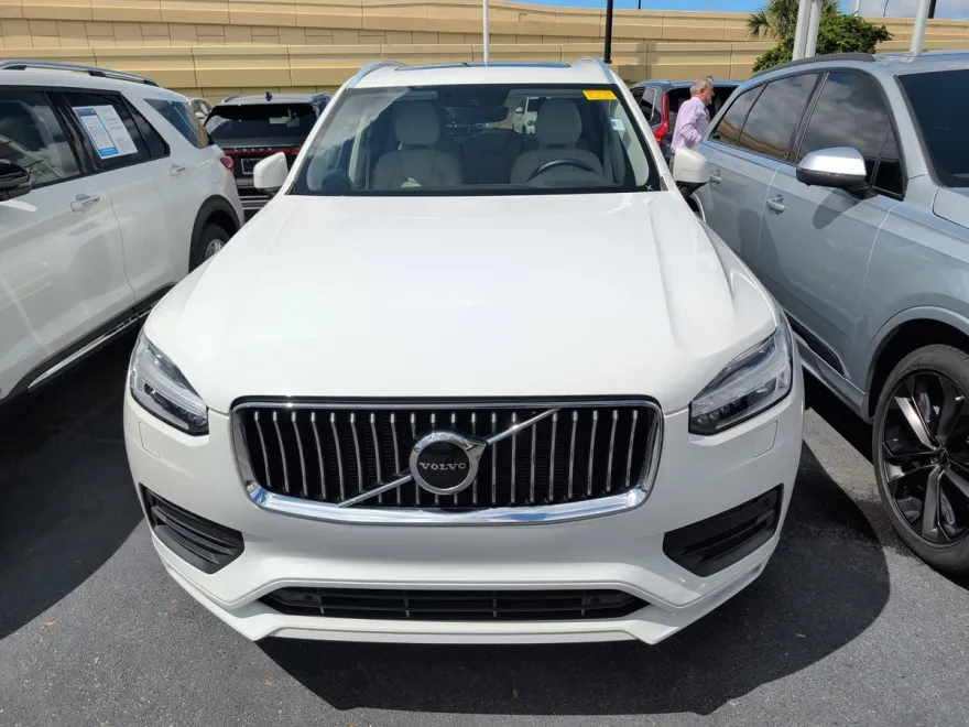 2021 Volvo XC90 T5 Momentum photo 1