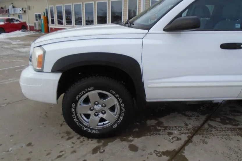 2005 Dodge Dakota SLT Club Cab photo 1
