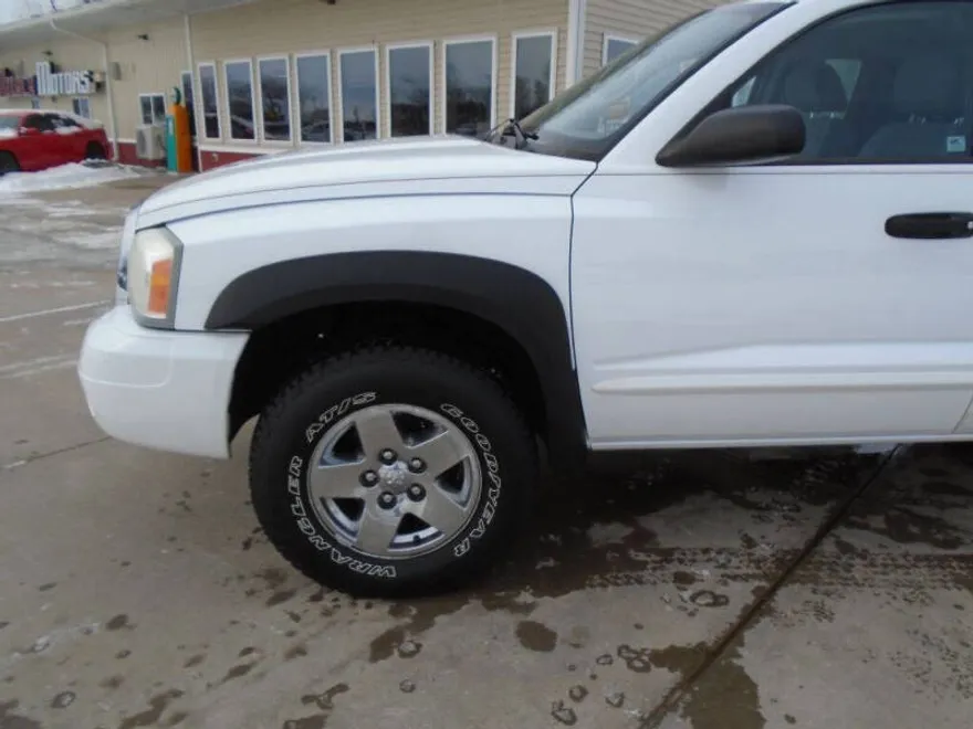 2005 Dodge Dakota SLT Club Cab photo 1