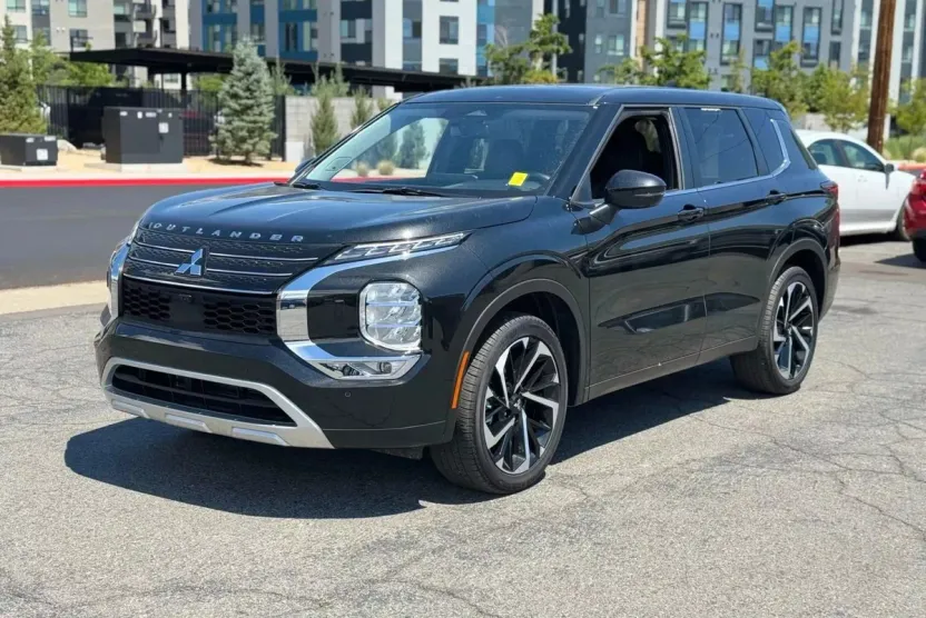 2024 Mitsubishi Outlander SE photo 1