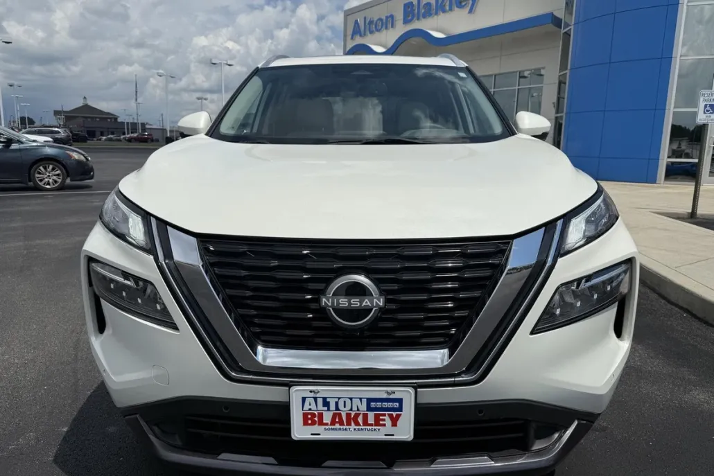 2023 Nissan Rogue SL photo 1