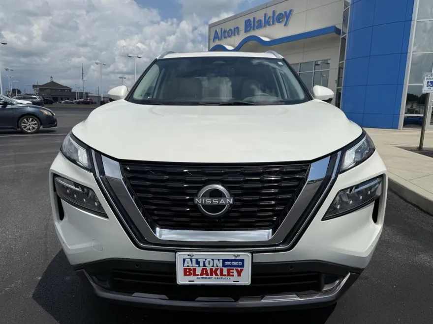 2023 Nissan Rogue SL photo 1