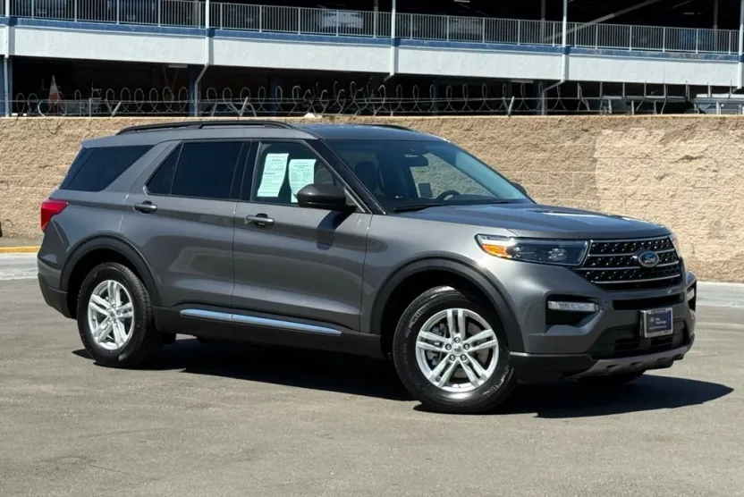 2023 Ford Explorer XLT photo 1
