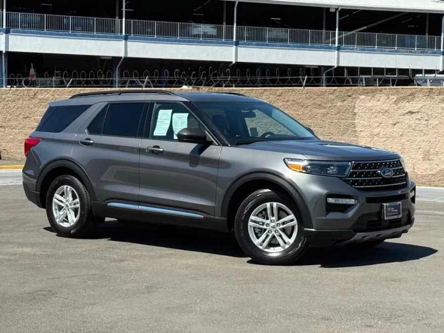 2023 Ford Explorer XLT photo 1
