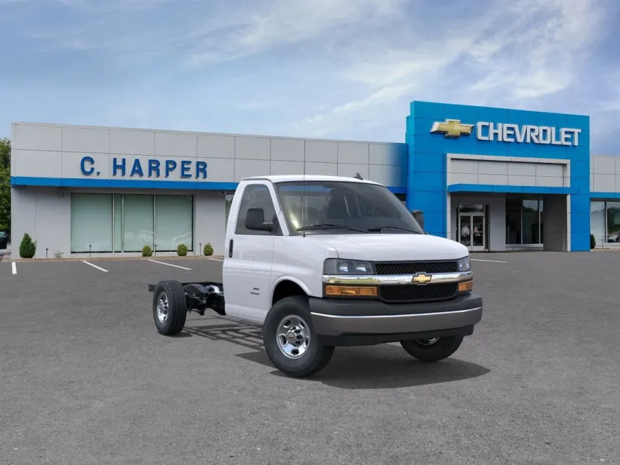 2025 Chevrolet Express Cutaway 3500 photo 1