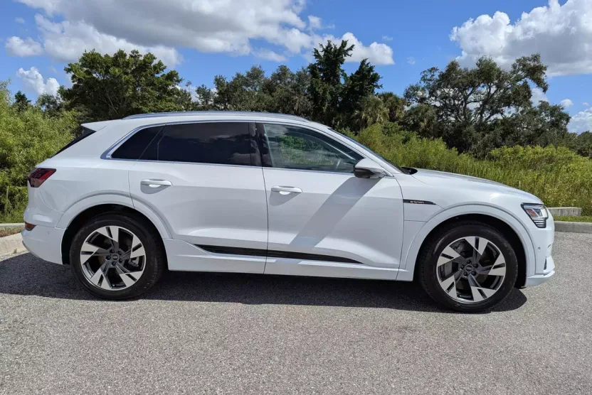 2022 Audi e-tron Premium Plus photo 1