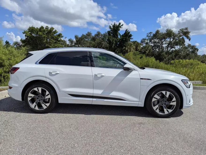 2022 Audi e-tron Premium Plus photo 1