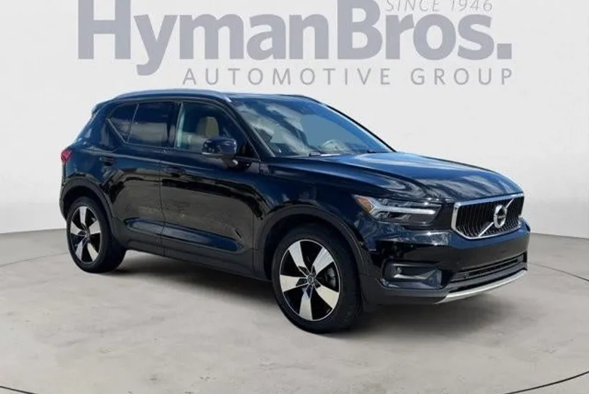 2019 Volvo XC40 T5 AWD Momentum photo 1