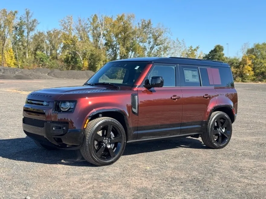 2025 Land Rover Defender 110 photo 1