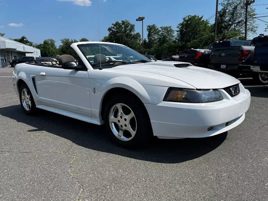 2003 Ford Mustang V6 Convertible photo 1