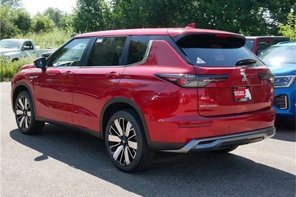 2025 Mitsubishi Outlander SE photo 1