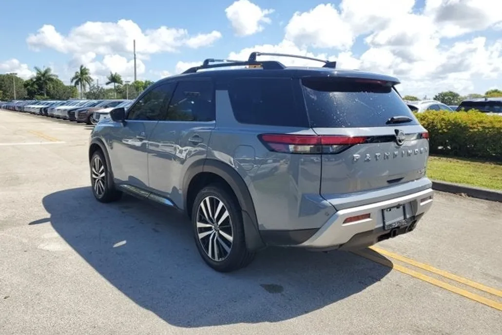 2024 Nissan Pathfinder Platinum photo 1