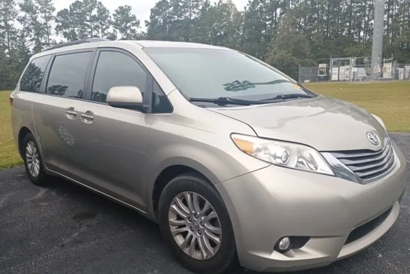 2015 Toyota Sienna XLE photo 1