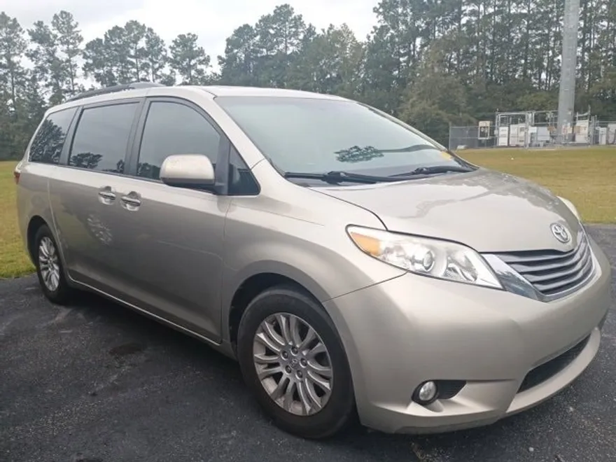 2015 Toyota Sienna XLE photo 1