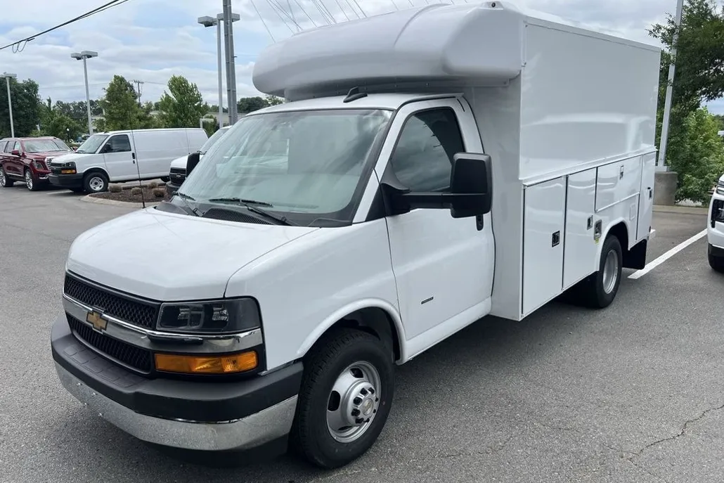 2025 Chevrolet Express Cutaway 3500 photo 1