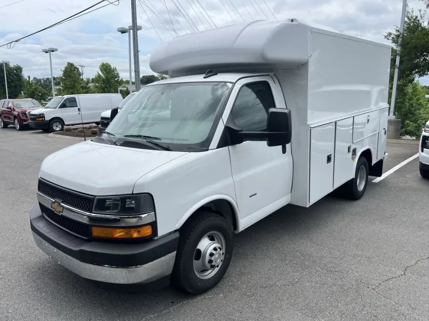 2025 Chevrolet Express Cutaway 3500 photo 1