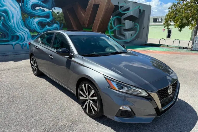 2021 Nissan Altima SR photo 1