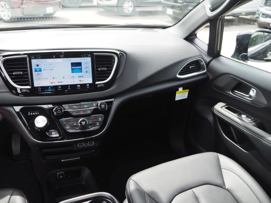2025 Chrysler Voyager LX photo 1