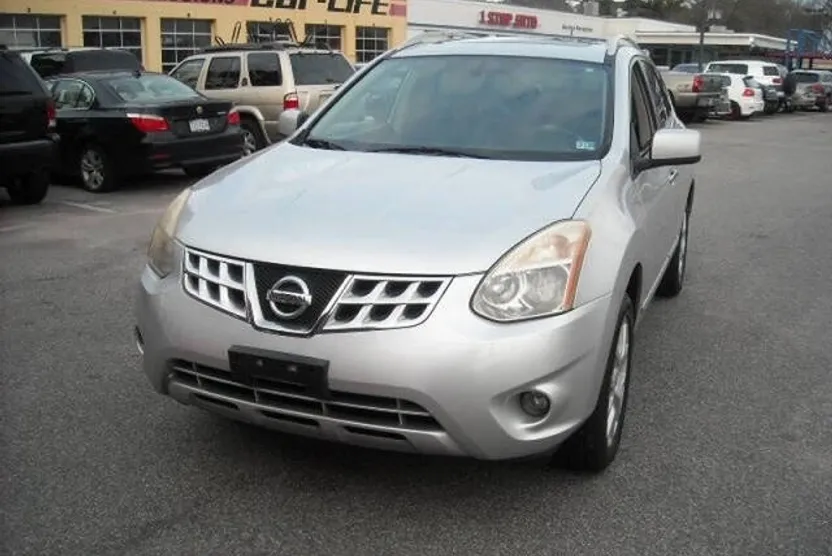 2011 Nissan Rogue SV photo 1