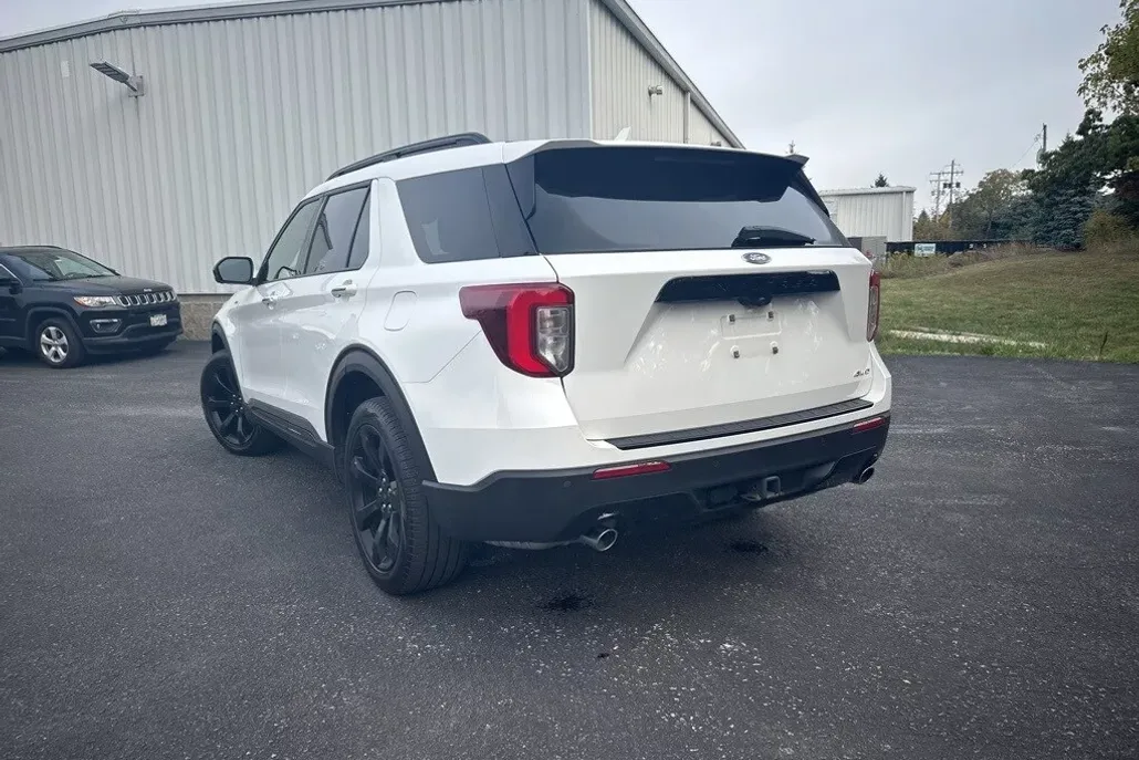 2022 Ford Explorer ST-Line photo 1