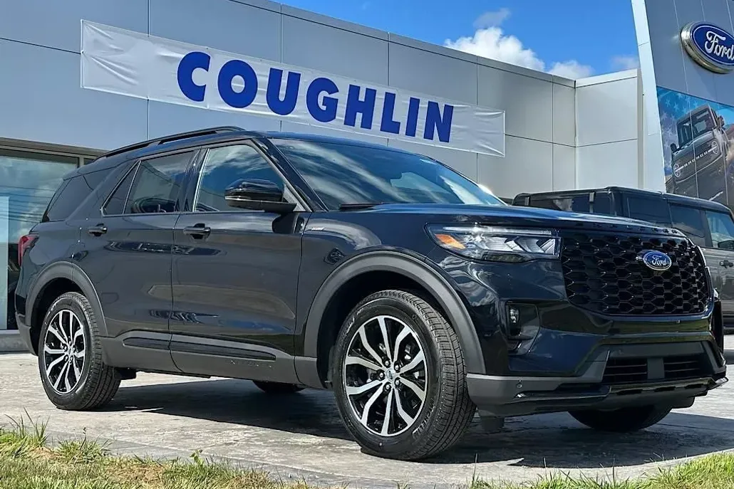 2025 Ford Explorer ST-Line photo 1
