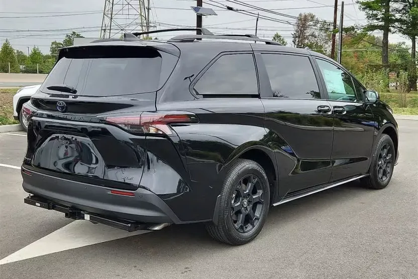 2025 Toyota Sienna Woodland Edition photo 1