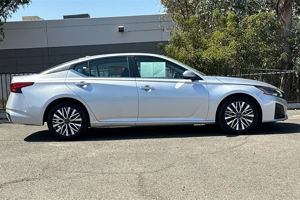 2023 Nissan Altima 2.5 SV photo 1