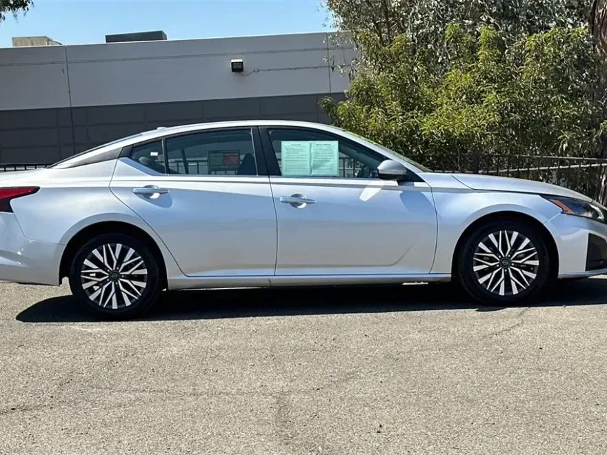 2023 Nissan Altima 2.5 SV photo 1