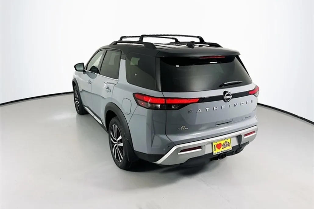 2025 Nissan Pathfinder Platinum photo 1
