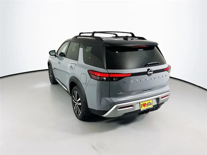 2025 Nissan Pathfinder Platinum photo 1