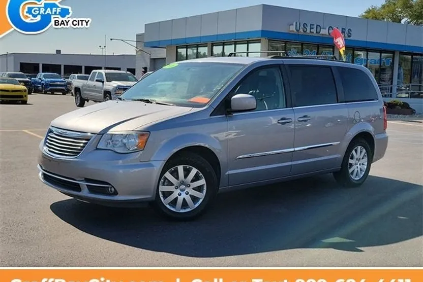 2016 Chrysler Town & Country Touring photo 1