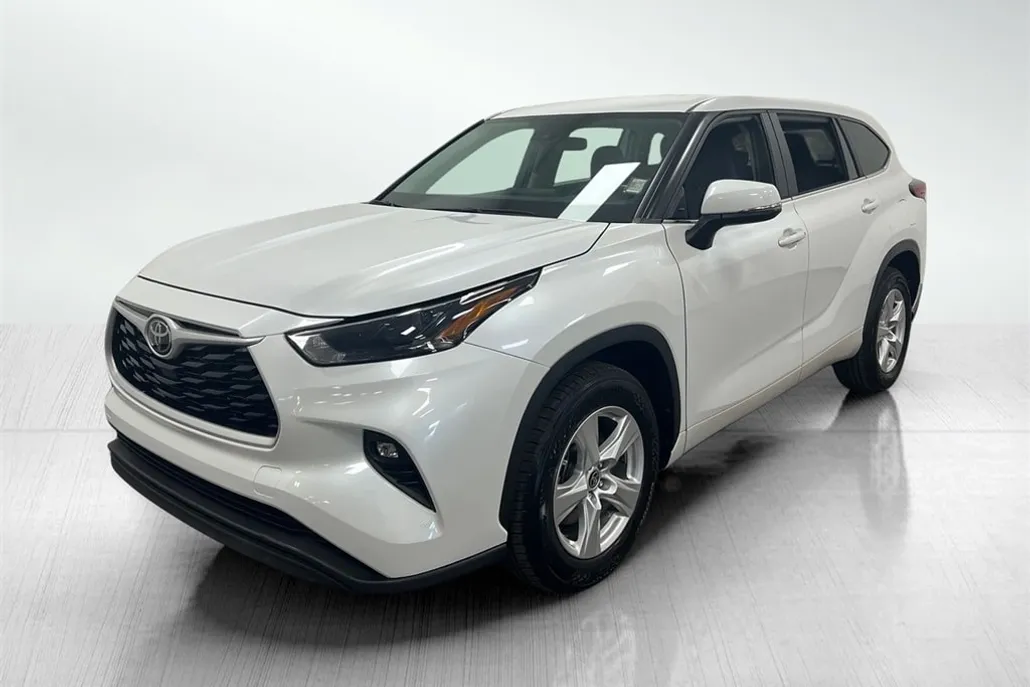 2023 Toyota Highlander LE photo 1