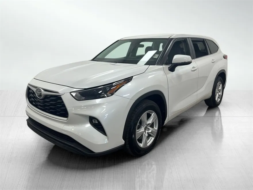 2023 Toyota Highlander LE photo 1
