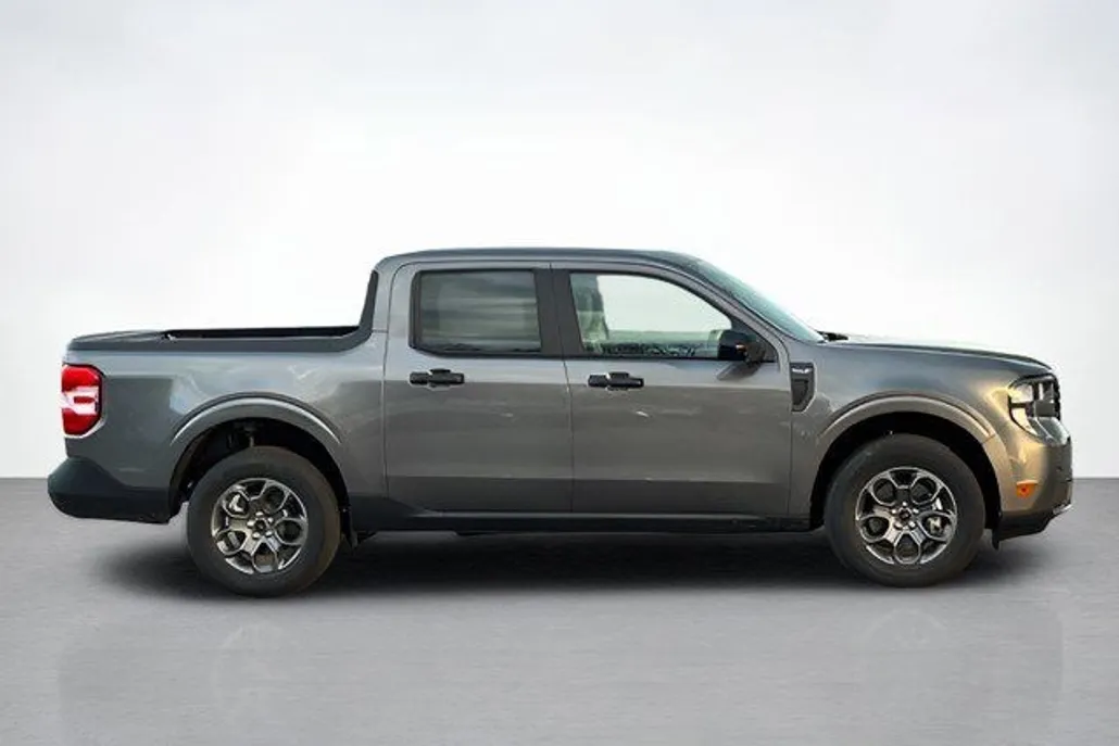 2025 Ford Maverick XLT photo 1