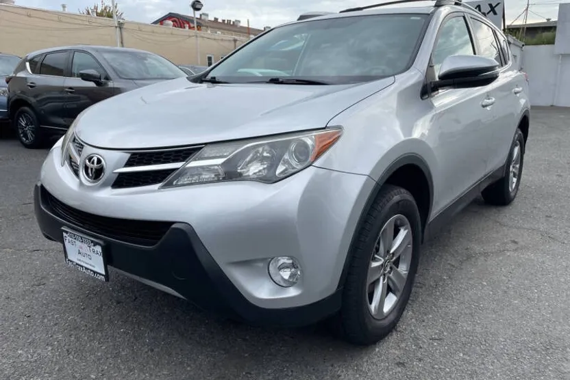 2015 Toyota RAV4 XLE photo 1