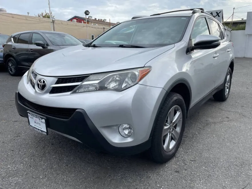 2015 Toyota RAV4 XLE photo 1
