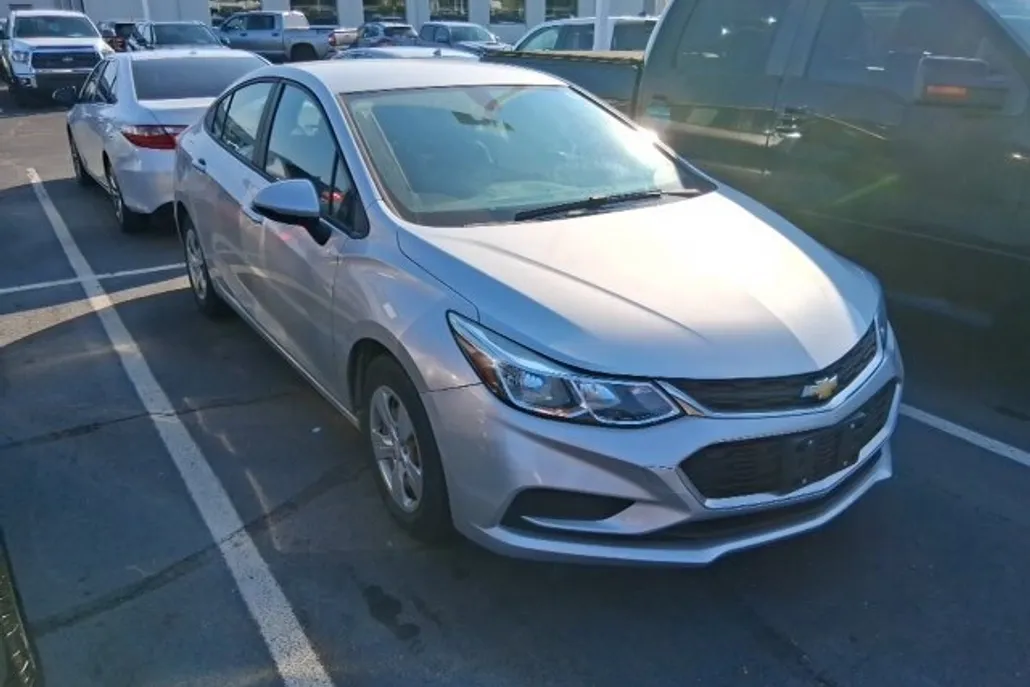 2017 Chevrolet Cruze LS photo 1