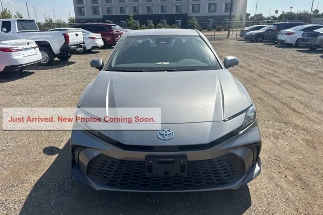 2025 Toyota Camry SE photo 1