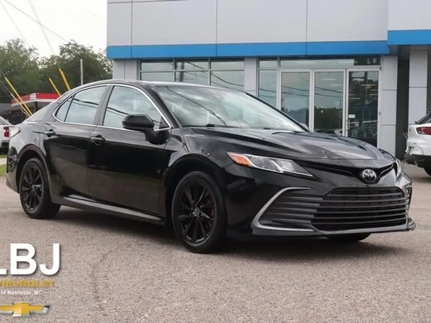 2022 Toyota Camry LE photo 1