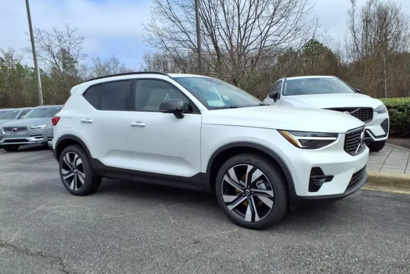 2025 Volvo XC40 photo 1