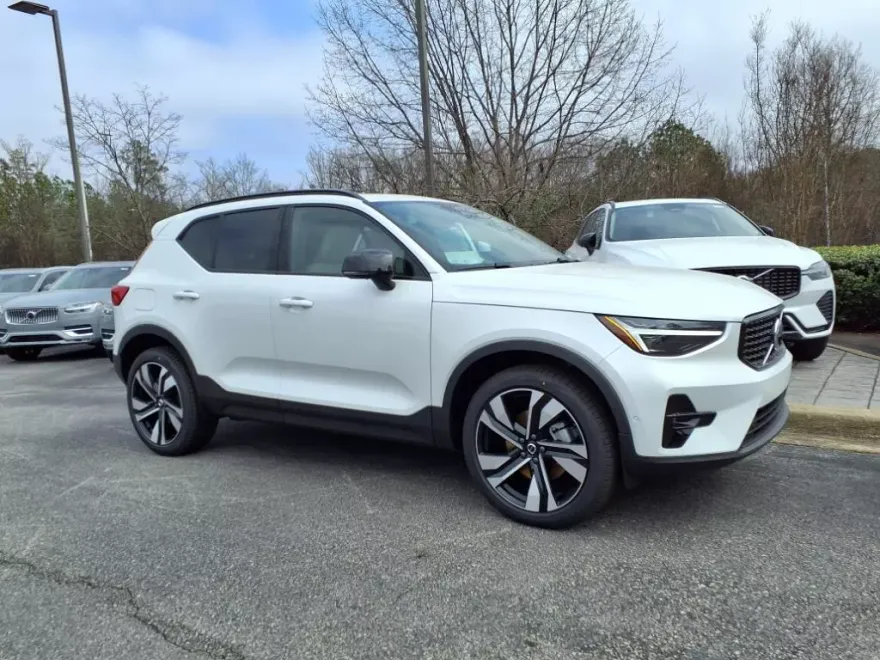 2025 Volvo XC40 photo 1