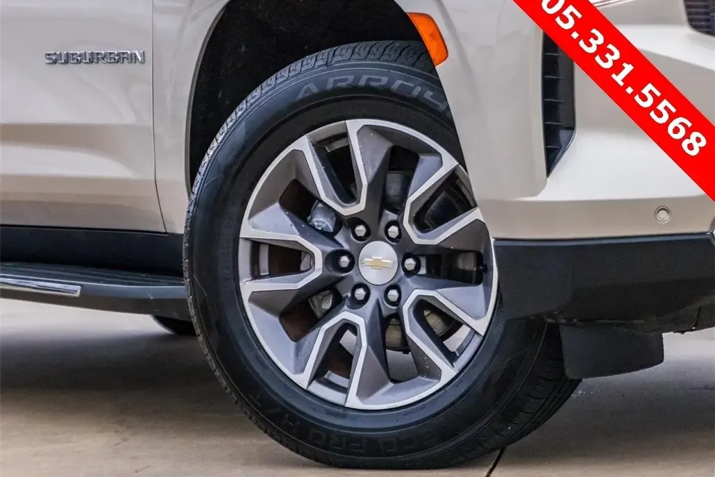 2021 Chevrolet Suburban LT photo 1