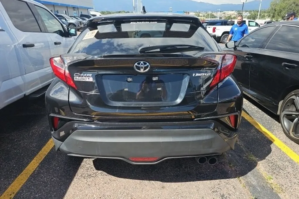 2020 Toyota C-HR LE photo 1