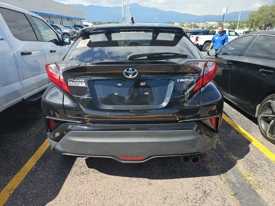 2020 Toyota C-HR LE photo 1